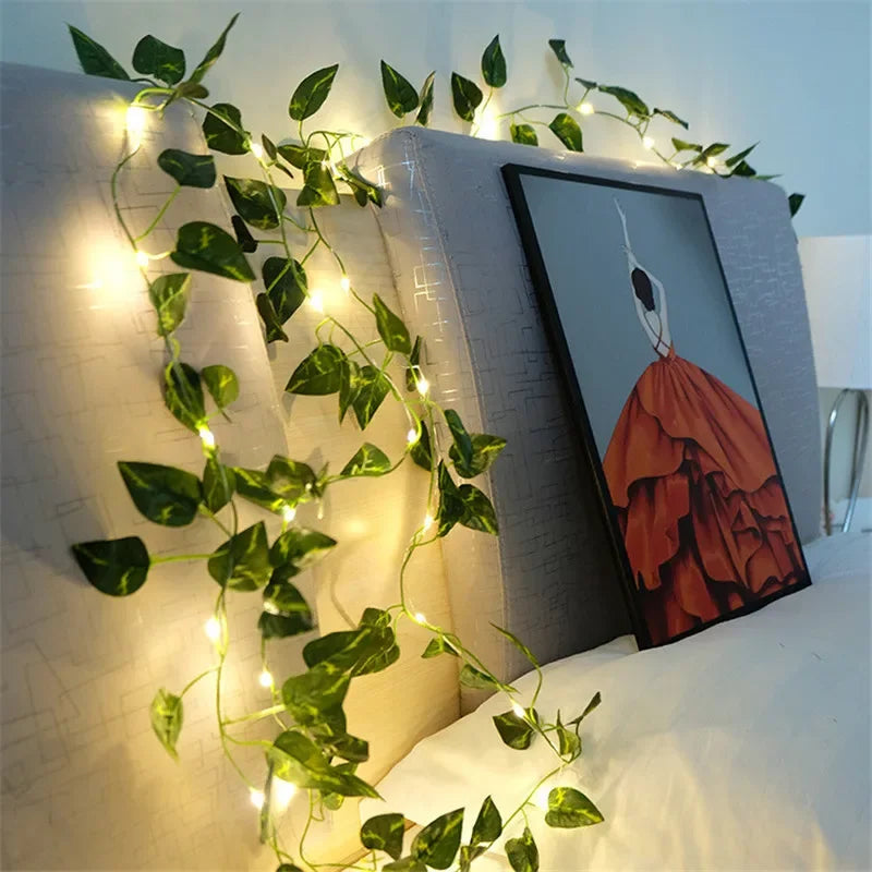 Guirnalda de Luces LED con Hojas Verdes – Enredadera Decorativa a Pilas para Navidad, Bodas y Hogar